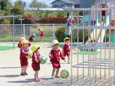 園庭で遊ぶ園児