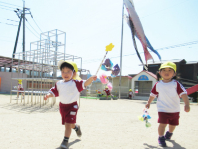 ミニこいのぼりで遊ぶ園児