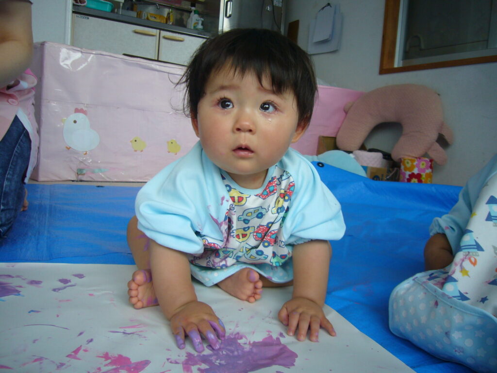 絵の具で遊んだよ いちご組 0歳児 山手保育園 絵の具で遊んだよ いちご組 0歳児 山手保育園