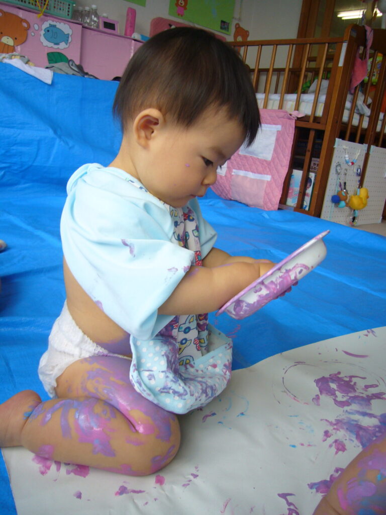 絵の具で遊んだよ いちご組 0歳児 山手保育園