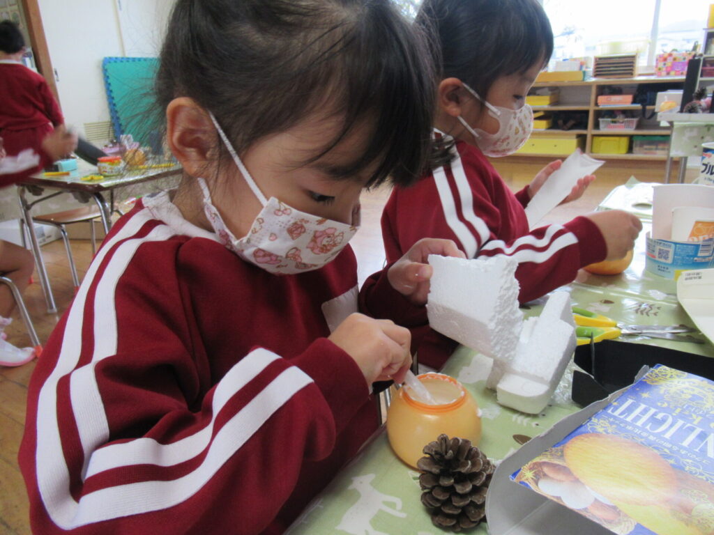 どんぐりで遊んだよ（みかん組） – やまて認定こども園