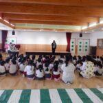 道路や横断歩道の歩き方、傘を差した時の歩き方を丁寧に教えてくださいました。