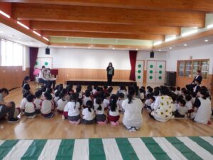 道路や横断歩道の歩き方、傘を差した時の歩き方を丁寧に教えてくださいました。